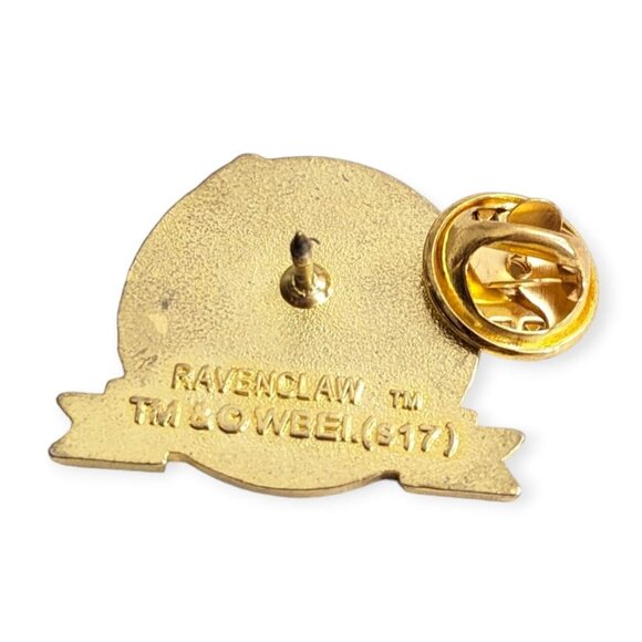 Harry Potter Enamel Pin: Hufflepuff Badger Crest - Picture 3 of 4